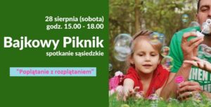 Plakat wydarzenia pn. Bajkowy Piknik (sierpień 2021)- spotkanie sąsiedzkie. Obraz poziomy, podzielony na pół. Po lewej stronie na gładkim zielonym tle informacje o wydarzeniu, a na prawej tata z córką leżą koło siebie na trawie na tle lasu latem. Tata puszcza bańki mydlane, a córka bawi się nimi.
